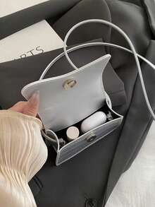 新款上市：休闲简约的翻盖手提包/单肩包，配有可调节肩带。适合青少年和旅行者，可轻松收纳日常必需品。这款百搭单品时尚百搭，适合各种风格和场合。它不仅风格百变，也是馈赠亲友的绝佳礼物。 - 經典手提包 - 查看 10