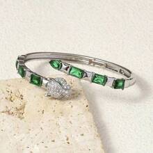 1件18K镀金铜豹头手镯，豹头造型镶嵌钻石，点缀祖母绿，适合正式场合、盛大晚宴和时尚派对，尽显奢华优雅。 - 多色 - 查看 7