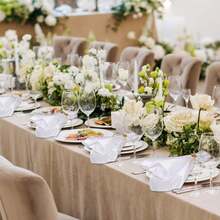 16个金箔餐巾环和8条白色布餐巾套装，17英寸 x 17英寸布艺餐巾和餐巾环，适用于婚礼、生日派对、家庭聚会、餐桌装饰