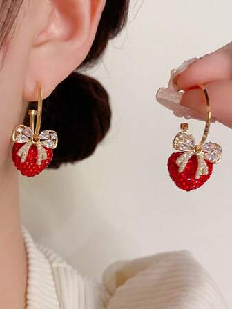 一对奢华红色镶满水钻的心形蝴蝶结耳环，时尚优雅