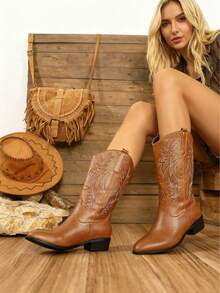 Giày bốt cao bồi nữ màu nâu kiểu miền Tây, mang phong cách châu Âu và Mỹ hiện đại, với đặc điểm thêu truyền thống, mũi nhọn, gót dày, đế chống trơn trượt, chống mài mòn, không gây mỏi chân. Thích hợp để mang hàng ngày, trong các lễ hội, các buổi tiệc theo phong cách trang trại, rodeo và thời trang đường phố. - màu nâu - Xem 4