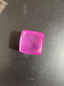 减压魔方——一款手持式桌面玩具，有效缓解焦虑。采用超强回弹可挤压材料制成，保持立方体形状。是课堂奖励、派对礼品和节日礼物的理想之选！