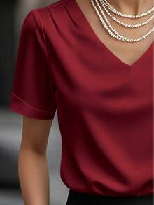 1件女士纯色缎面V领短袖T恤衬衫，优雅时尚，适合日常、办公、居家、约会、春夏休闲穿着。 - 酒紅色 - 查看 2