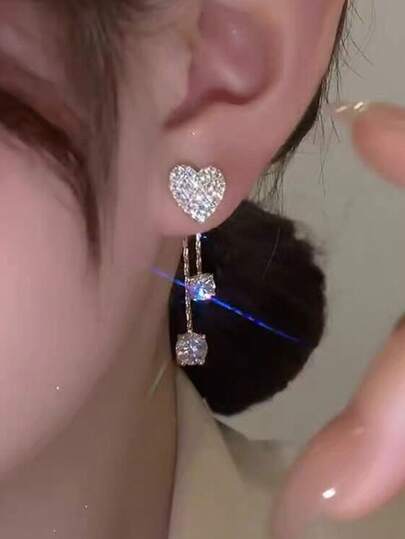 一对优雅水晶心形流苏耳环，适合女性日常休闲佩戴，也适合情人节、度假、节日等场合，同时也是送给女士和朋友的绝佳礼物。