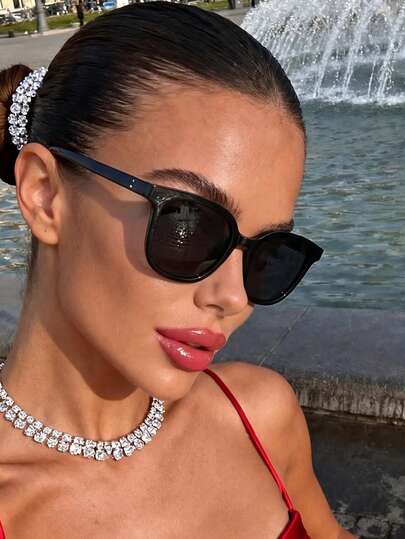 一副经典旅行款男女通用太阳镜，适合钓鱼、旅行、运动、驾驶、度假装扮、夏季配饰、海滩、音乐节、郊游、度假、家庭旅行、优雅着装、街头风配饰、运动风、派对、户外活动、假日、假期、高尔夫、徒步旅行等场合。