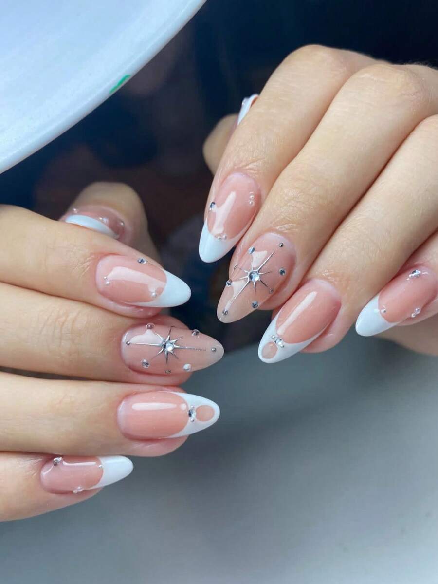 Bộ 10 móng giả thủ công hình hạnh nhân màu trắng kiểu Pháp, phủ toàn bộ móng, vẽ tay họa tiết ngôi sao bát giác, thời trang và tinh tế. Chúng mang đến nét lãng mạn cho đầu ngón tay của bạn đồng thời khéo léo thể hiện gu thời trang táo bạo. Lý tưởng cho các bữa tiệc, khiêu vũ và sử dụng hàng ngày, cũng là một món quà tuyệt vời dành cho phụ nữ và các cô gái. Dụng cụ làm móng