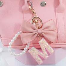 三件套：闪亮粉色洋葱亮片、26个树脂大写英文字母、18K镀金龙虾扣扁环链，搭配时尚粉色布艺蝴蝶结和仿珍珠串珠装饰配件，适用于包包链、手机挂绳、钥匙扣，也可作为礼物送给朋友、母亲、车饰、包包挂饰、背包挂件、带证件夹的挂绳、汽车装饰、圣诞汽车饰品、老师、姐妹等。 - 粉色 - 查看 8