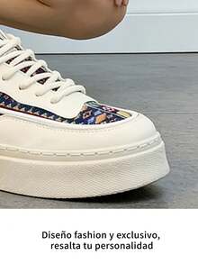 Zapatillas ligeras y transpirables de PU con puntera redonda y cordones para hombre, suela gruesa y diseño en bloques de color. Estas zapatillas informales para hombre presentan un diseño de puntera redonda con un patrón urbano único y una confección moderna, lo que las hace perfectas para la calle, el trabajo y el deporte. Esta edición limitada es un calzado deportivo casual versátil para skateboarding, ideal para hombres jóvenes. - Rojo - Ver 10