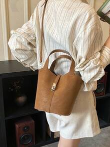 现代时尚高端金属扣饰女士水桶包；小众精致金属装饰手提包，新款秋冬棕色都市通勤风可调节肩带斜挎包，适合购物和通勤，轻便大容量水桶包 - 棕色 - 查看 4