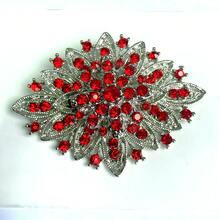 1件精美锌合金水晶水钻胸针，婚纱配饰