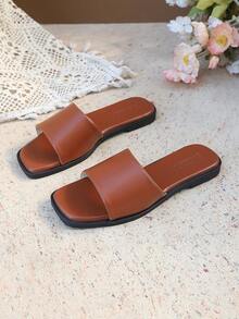 Sandálias rasteiras femininas, marrons, para praia, com design minimalista em cor sólida e bico quadrado. Fáceis de calçar, ideais para atividades ao ar livre, festas e uso diário. - Marrom Claro - Ver 2