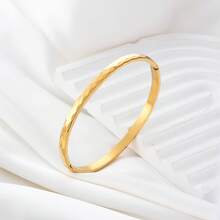 1条18K镀金花纹不锈钢手链，不易褪色，低致敏性，男女皆宜，适合日常佩戴和节日珠宝礼品。 - 手鐲 - 查看 2