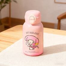 Miniso 三丽鸥美乐蒂 500毫升/16.91盎司双杯保温杯 (ZG)：采用耐用的304不锈钢材质，真空隔热（保温6小时/保冷12小时），双杯设计，时尚的美乐蒂印花+文字细节，轻巧便携，多场景适用（办公室/学校/户外），实用三丽鸥主题保温杯（1个） - 淺粉色 - 查看 3