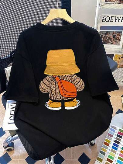 熊印花圆领T恤，大码女装街头时尚，夏季女式上衣，适合新年、节日、日常穿着、外出、海滩、派对、上学、参加音乐节、度假、通勤等场合。这款夏季圆领短袖T恤可以作为送给家人、男友、女友、朋友的礼物，也是圣诞节、新年礼物的理想之选，必备单品。