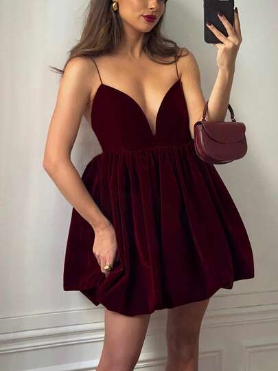 Nuevo vestido de tirantes finos para vacaciones de mujer, color amarillo suave sólido, hecho de tela suave importada, adecuado para citas y salidas. Con diseño de camisola con detalles de lazo, diseño de cintura, falda hasta la rodilla, presentando un estilo de vestido largo elegante francés.