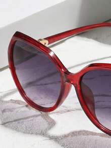 一副超大方形双色红紫色太阳镜，时尚男女通用配饰，适合优雅、运动、驾驶、节日、电子音乐节、郊游、度假、家庭旅行、高尔夫、徒步旅行、街头服饰、运动、派对、户外活动等场合。 - 紅雙灰 - 查看 3