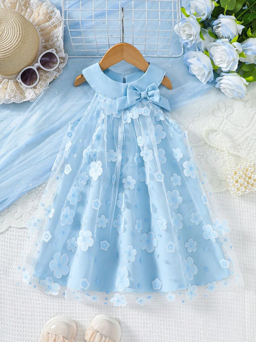 1 chiếc đầm bé gái kiểu dáng tối giản màu xanh dương, cổ tròn, không tay, có nơ trang trí, điểm nhấn hoa thêu và viền lưới, thích hợp mặc hàng ngày vào mùa hè. - Màu xanh nhạt - Xem 1