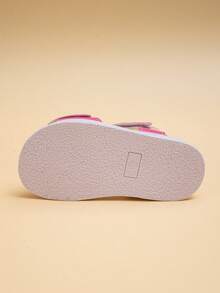 可爱童鞋！这款适合4-8岁女孩的撞色心形漆皮凉鞋，采用亮粉色主色调和厚实的华夫格鞋底。可调节的鞋带方便穿脱。防滑鞋底和漆皮材质易于清洁。充满柔软、可爱、甜美的元素，适合日常穿着。 - 玫紅色 - 查看 6