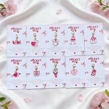 情人节礼盒套装，10件套，包含口袋拥抱卡片，是送给她/他的完美小礼物，也适合婚礼和派对。口袋拥抱卡片传递真挚的祝福。迷你可爱钥匙扣套装，包含心形、泰迪熊、蝴蝶结、酒杯、花束等多种图案，英文版。