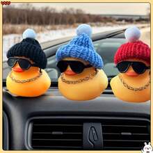 Strickmütze Gelbe Ente Auto Armaturenbrett Dekoration mit modischer Brille & Kette, PVC Auto Innenraum Zubehör als lustiges Urlaubsgeschenk für Männer & Frauen, Auto, Auto Zubehör, Auto, Auto Essential, Auto Innenraum Zubehör, Auto Dekoration - A - Übersicht 2