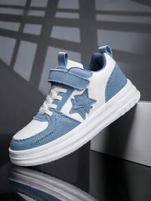 一双青少年休闲运动鞋，优质拼接鞋面，魔术贴搭扣，防撞鞋头，防滑鞋底，减震设计，时尚撞色牛仔布和星形图案，酷炫时尚，适合学生和街头穿着 - 藍白色 - 查看 4