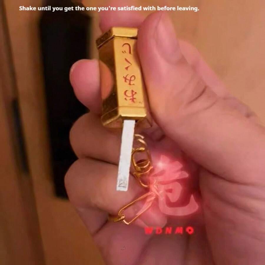 1个2026新款“迷你神龛”金属占卜管钥匙扣 | 新款中国风吉祥物，日常占卜及情侣/朋友信物，黄铜小祭坛 - 完美礼物 - 生日礼物 - 男孩礼物 - 女孩礼物 - 复活节礼物 - 情人节礼物 - 彩色 - 查看 1