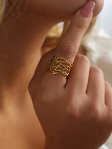 Anillo de acero inoxidable de nicho europeo y americano, vintage, irregular, con textura de rama de árbol rústica, patrón de vid, calado, exagerado.