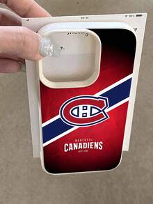Montreal Canadiens Logo Design Phone Case Compatible With  12 13 14 15 Pro  14 Plus  15 16 Pro Max  17  17 Pro  17 Pro Max And  17 Air Made Of TPU Material Anti-Slip And Drop-Proof With Raised Edges For Protection And A Faux Leather Texture A Great Gift For Yourself Family Friends Lovers And Boyfriends - trắng - Xem 5