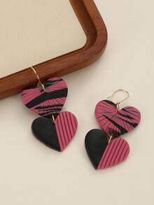 一对浪漫的黑粉色聚合物粘土水滴耳环，蝴蝶和心形几何拱形设计，纹理表面，金属环点缀，适合女性日常休闲、约会、派对佩戴，以及甜美别致风格爱好者。 - 黑粉蝴蝶結愛心多色 - 查看 18