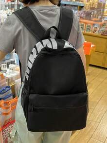 新款时尚女童背包，采用尼龙防水面料制成，配有抽绳封口和多个口袋，是一款大容量休闲背包，也可用作学生旅行包、运动健身包，适合日常使用、运动健身、短途旅行和学生上学。