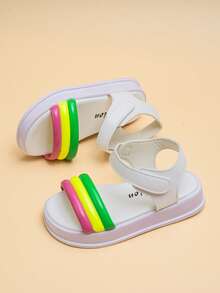 女童夏季凉鞋：荧光粉、黄、绿三色亮面条纹，醒目活泼。多条绑带设计，贴合脚型。脚踝处的魔术贴设计，适合3至12岁儿童穿着。防滑加厚鞋底，兼顾舒适性和安全性。亮面材质，易于清洁。 - 白色 - 查看 4