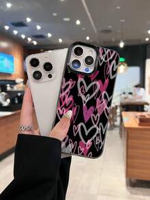 Fondo de corazones en rosa y gris sobre negro. Esta elegante funda es compatible con los modelos  17, 16, 15, 14 Pro Max, 13, 12, 11, XR y XS Plus. Fabricada en silicona TPU, ofrece protección contra golpes y caídas, además de una sensación superior. Es un regalo ideal para familiares, amigos y seres queridos, y una opción perfecta para Año Nuevo. - Negro - Ver 3