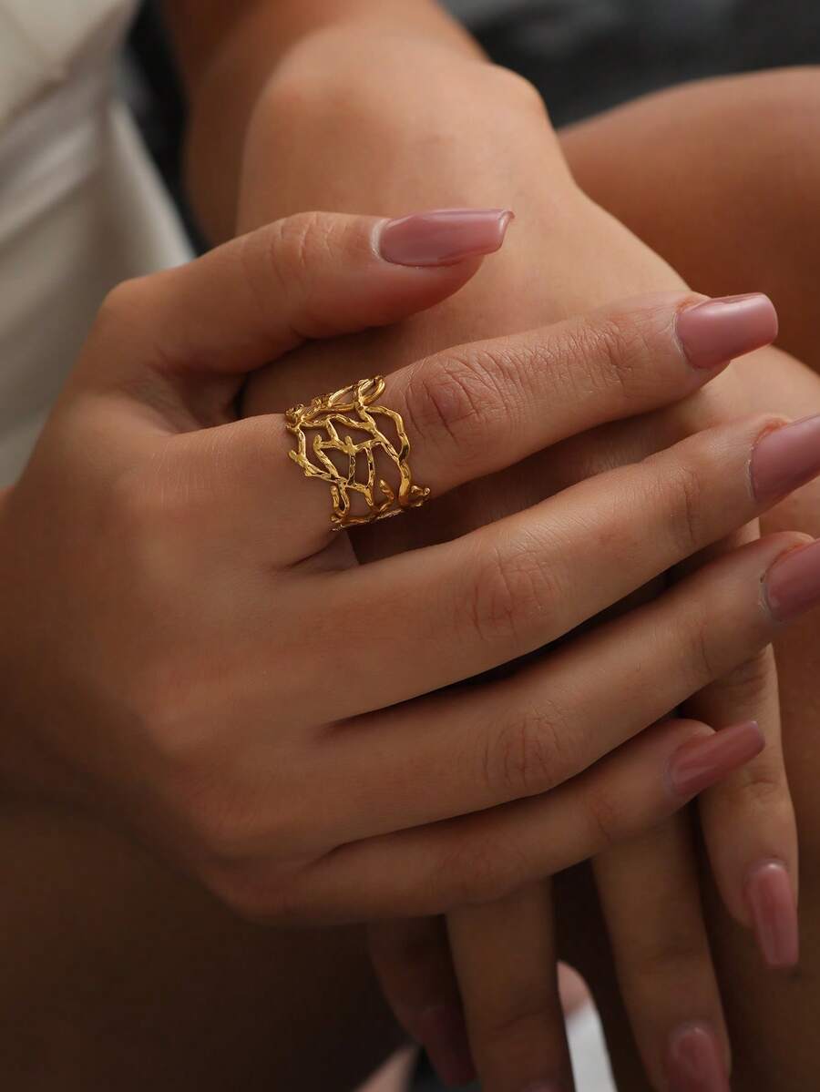 Anillo de acero inoxidable de nicho europeo y americano, vintage, irregular, con textura de rama de árbol rústica, patrón de vid, calado, exagerado.