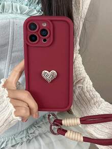 Ốp điện thoại màu đỏ mừng năm mới với mặt dây chuyền hình trái tim vàng - Ốp bảo vệ điện thoại sang trọng cho mùa lễ hội, tương thích với iPhone 17/17 Pro Max/16/15/14/13/12/11/Pro/Pro Max/Plus, S20-S25/FE/Ultra | Chống rơi, chống trượt, chống trầy xước - Quà tặng - Màu Đỏ Sâu - Xem 5