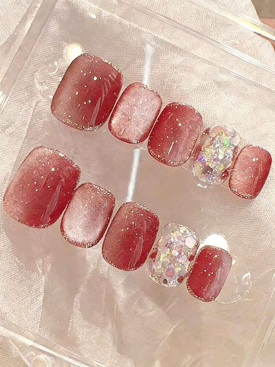 10片纯手工制作的按压式美甲贴片,短款椭圆形美甲贴片。主色调为红粉渐变猫眼图案,边缘饰以银色闪光点缀,更显精致。亮片款点缀彩虹小钻,丰富视觉层次。温柔优雅可爱的美甲贴片,适合女士和女孩春夏秋冬各种场合,如节日、派对和日常生活。纯手工制作,按压式美甲贴片。 - 粉色 - 查看 1