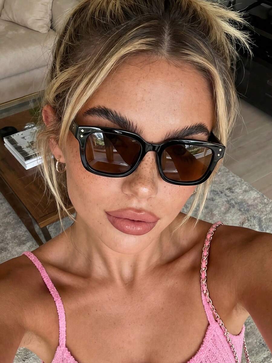 一副棕色方形铆钉时尚太阳镜，男女通用，旅行沙滩配饰眼镜，适合秋冬季女士佩戴，夏季海滩度假，户外活动，徒步旅行，返校季必备 - 棕色 - 查看 1