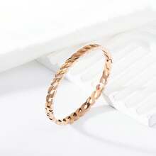 Vòng tay nữ dạng mắt xích rỗng, thiết kế tối giản hiện đại, phù hợp với trang phục thường ngày, là điểm nhấn thanh lịch, món trang sức tinh tế với phần cuối sáng bóng mịn màng. - vòng đeo tay - Xem 4