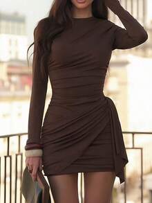 Damklänning med rund hals och långa ärmar, elegant, åtsittande stickat tyg, veckad pennkjol i nederkant, brun - Brun - Visa 13