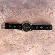 Gucci G-Timeless 时尚蜜蜂图案石英女表，黑色皮表带搭配多色圆形表盘，休闲百搭，适合日常佩戴、派对装扮，也是送给她的节日礼物。 - 黑色 - 查看 5