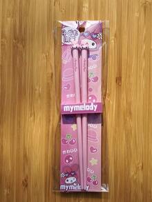 SANRIO 一款可爱的全新三丽鸥Hello Kitty Kuromi训练筷,饰有Melody和大耳朵狗图案。非常适合居家用餐、野餐以及作为学习筷子使用。是开学季、学校或居家使用的完美礼物,也是生日的理想之选。 - 彩色 - 查看 17