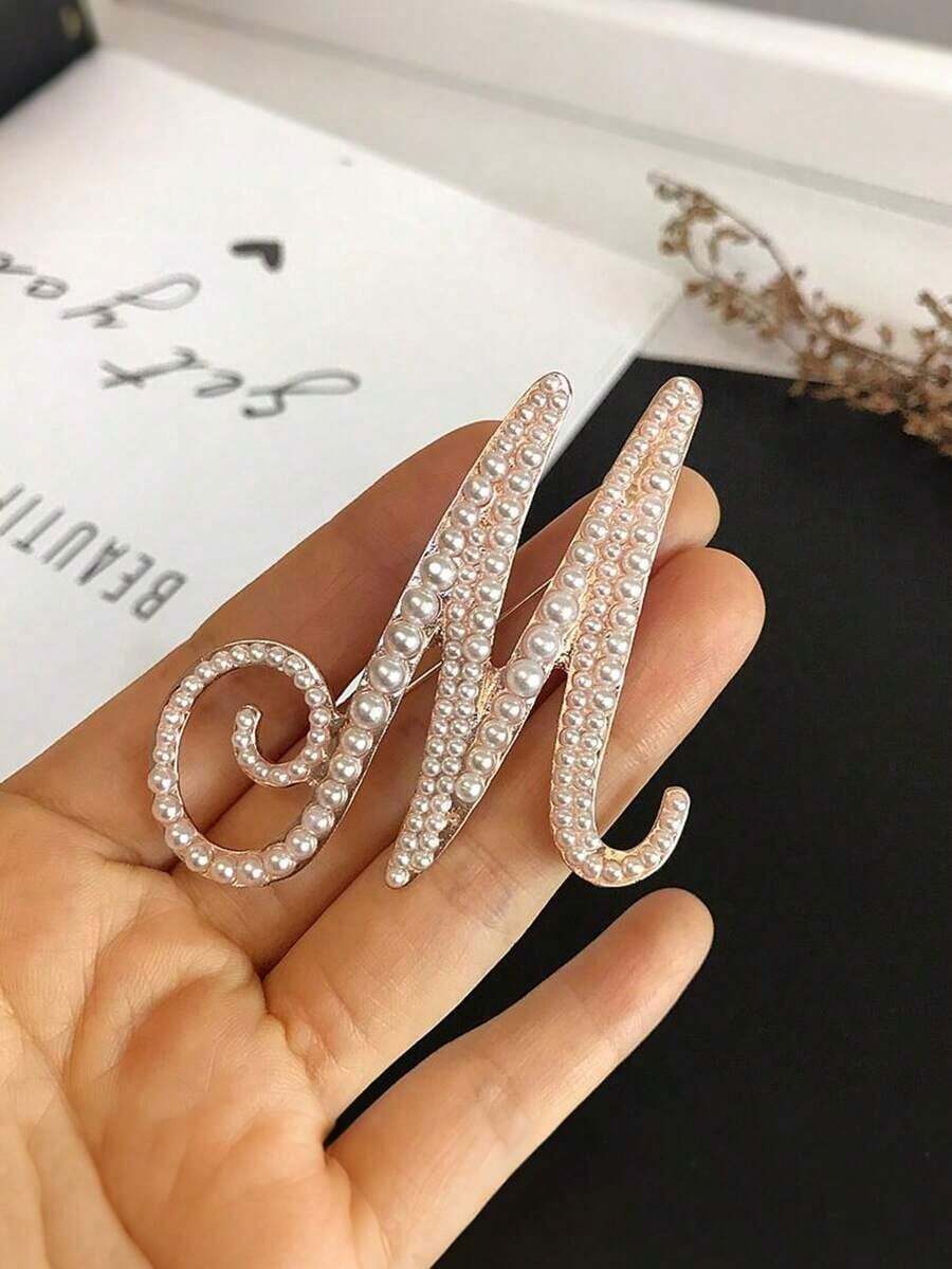 1pc Minimalist Elegant Pearl Letter Brooch, Complete Set Of 26 English Letters, Suitable Accessorizing Sweaters, Coats, Suits In Autumn/Winter, Can Decorate Shirt Collars, Bags, Scarves, Hats, Hair Accessories, Suitable Office, Dates, Parties And More, Compact And Versatile. - 彩色 - 查看 1