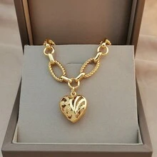 24K镀金铜手链，心形吊坠，适合女性日常佩戴，可作婚礼礼物或日常佩戴。