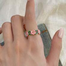 1枚花卉珐琅戒指，饰有粉色和绿色细节