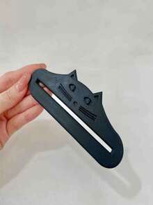 1个全新便携式宠物食品挤压器 - 高效挤压袋内食物，最大限度地保留剩余量，防止浪费，适用于宠物泥、猫零食、酱料包及各种膏状食品，专为注重清洁喂食和操作简便的猫主人设计，兼容多种食品袋，易于清洁，保持卫生。