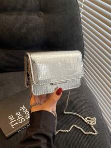 This New 1pc Minimalist Square Bag Is Casual, Simple, And Stylish. It Features A Flap Design, Metal Chain, And A Non-Adjustable Shoulder Strap. Suitable For Teenagers, Shopping Trips, Travel, And Parties, It Easily Holds Everyday Essentials. A Versatile Piece And A Fashion Favorite, It Suits Various Styles And Occasions, Making It Highly Adaptable. It Also Makes A Great Gift For Friends. Happy Ramadan! - Mini Baguette - View 17