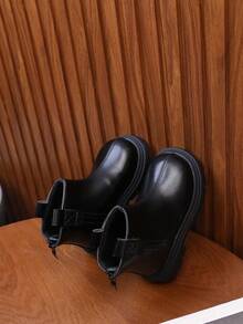 1 双儿童靴，PU 材质，防滑厚底，后拉链闭合