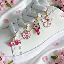 情人节礼盒套装，10件套，包含口袋拥抱卡片，是送给她/他的完美小礼物，也适合婚礼和派对。口袋拥抱卡片传递真挚的祝福。迷你可爱钥匙扣套装，包含心形、泰迪熊、蝴蝶结、酒杯、花束等多种图案，英文版。