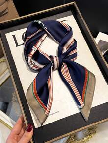 1条仿丝设计链条图案印花70厘米方形围巾，女士时尚多功能腰带、头巾、装饰围巾，适合日常佩戴 - 藏蓝色 - 查看 2