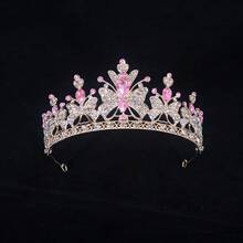 1件镶满水钻的蝴蝶核心元素吊坠，配以水滴形红宝石点缀，采用镂空纹理和小红宝石装饰，融合了甜美与奢华的风格，适合生日派对、拍照、正式礼服，也可作为儿童/青少年的装饰头饰。