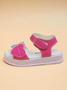 可爱童鞋！这款适合4-8岁女孩的撞色心形漆皮凉鞋，采用亮粉色主色调和厚实的华夫格鞋底。可调节的鞋带方便穿脱。防滑鞋底和漆皮材质易于清洁。充满柔软、可爱、甜美的元素，适合日常穿着。 - 玫紅色 - 查看 5